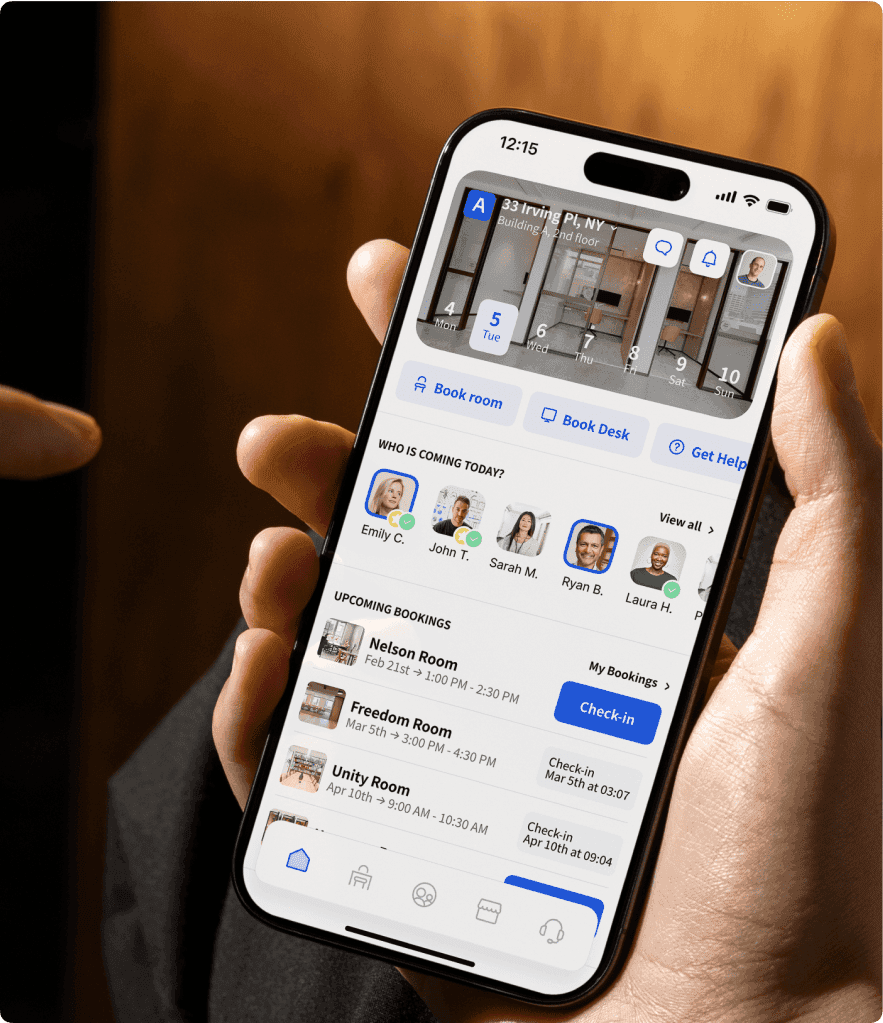 Personne tenant un smartphone et utilisant l'application de gestion de l'espace Archie.