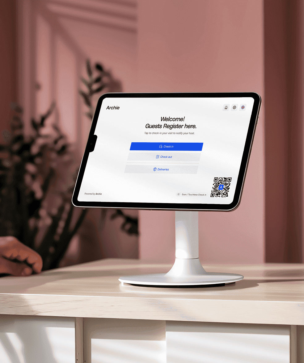 Écran de la tablette d'enregistrement des visiteurs avec l'application Archie Visitors montrant les options d'enregistrement, de départ ou de marquage des livraisons.