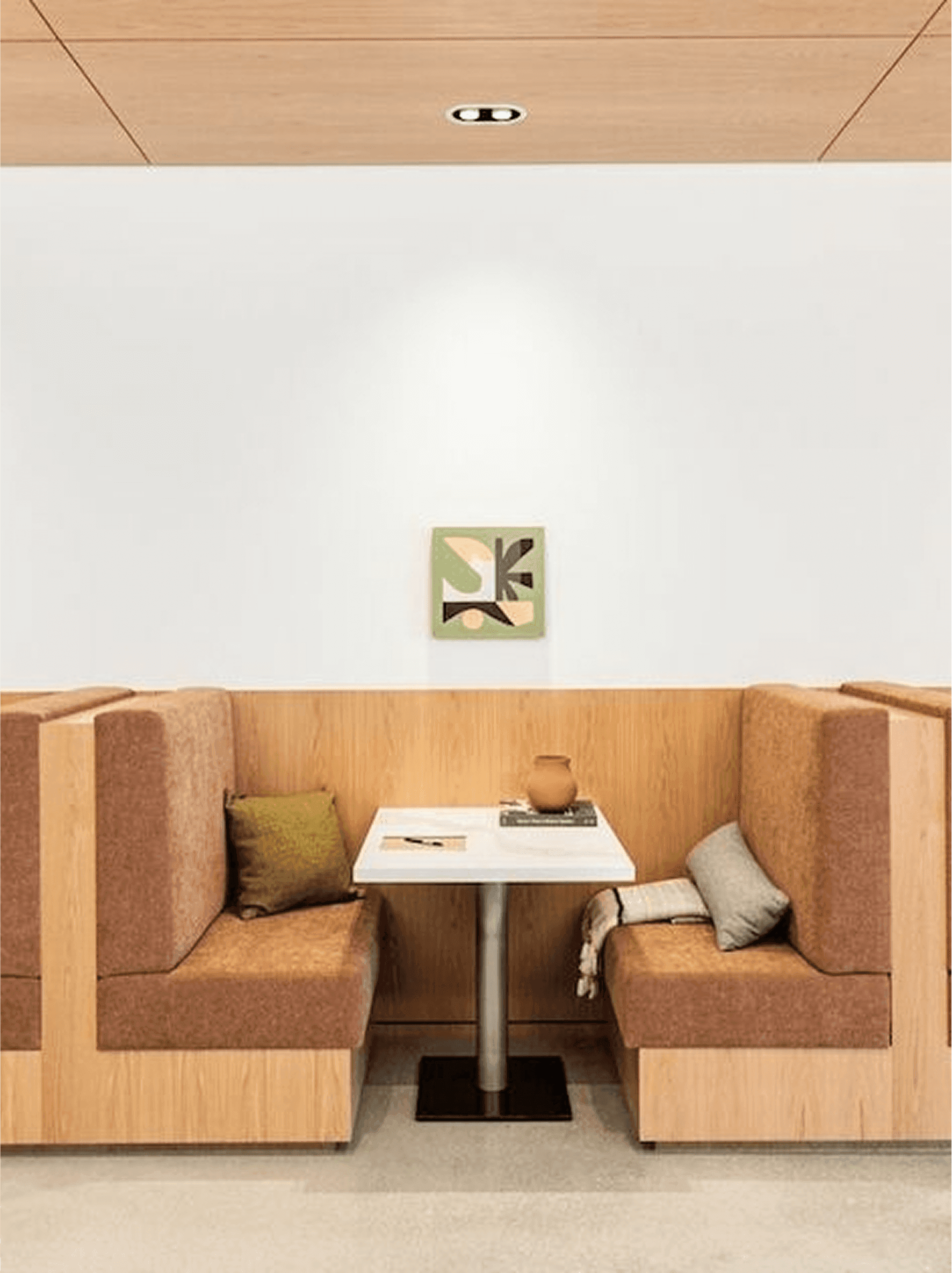 Une cabine confortable avec des panneaux en bois, des sièges rembourrés et une petite table avec des objets décoratifs
