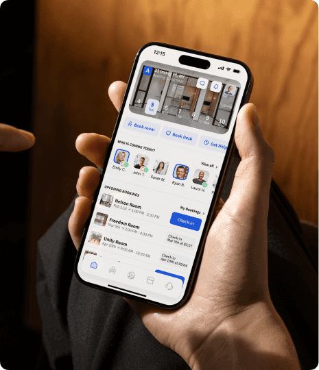Une main tenant un smartphone affichant une application de réservation de salles de conférence à New York, montrant les salles disponibles et les options de réservation.