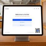 Tableta en la que se muestra la pantalla de registro de visitantes de Archie, con opciones para registrarse, dar de baja y gestionar entregas.